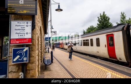 Bahngesellschaft East Midlands Railway verpflichtet alle Passagiere, Gesichtsbezüge oder Masken zu tragen, während der covid19 Pandemie trainieren. Stockfoto