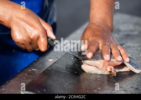 Frisch gefangener Fisch wird geschnitten, filettiert und direkt vom Hafen zum Verkauf zubereitet. Stockfoto