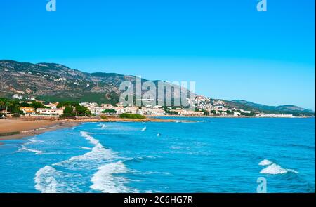 Blick auf den Strand Playa Romana in Alcossebre an der Costa del Azahar, Spanien, im Winter Stockfoto