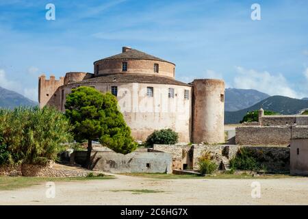 Ein Blick auf die alte genuesische Zitadelle in Saint-Florent, Corse, Frankreich, erbaut im 15. Jahrhundert Stockfoto
