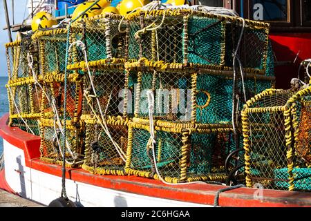 Nahaufnahme eines Fischerbootes mit bunten Fischkörben in Kalk Bay Harbor, Kapstadt, Südafrika Stockfoto