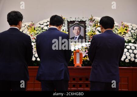 (200710) -- SEOUL, 10. Juli 2020 (Xinhua) -- Menschen trauern um den verstorbenen Seoul Mayor Park Won-soon im Seoul National University Hospital in Seoul, Südkorea, 10. Juli 2020. Der 64-jährige Bürgermeister wurde in den Wäldern des Mount Bugak in der Nähe seiner Residenz gegen Mitternacht am Freitag Ortszeit tot aufgefunden. Es wurden keine Anzeichen für ein schlechtes Spiel gefunden, aber die Polizei untersuchte die genaue Ursache seines Todes. (Seoul Metropolitan Government/Handout via Xinhua) Quelle: Xinhua/Alamy Live News Stockfoto