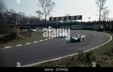 Brands Hatch, Kent. 24. März 1963 Treffen der Mitglieder des British Racing and Sports Car Club (BRSCC) auf dem Brands Hatch Circuit in Kent. Die Sportwagen um die 'Druiden'-Ecke mit hoher Geschwindigkeit, während die Zuschauer zuschauen. Stockfoto