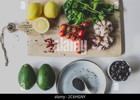 Frisches Obst und Gemüse auf dem Holzschneidebrett Stockfoto