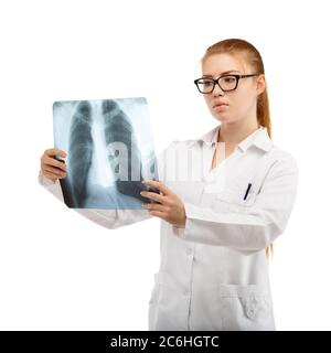 Junge schöne Frau Arzt inspiziert eine Röntgenaufnahme der Brust und Wirbelsäule isoliert auf weißem Hintergrund Stockfoto