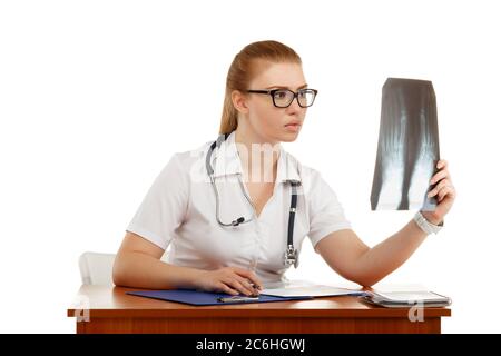 Junge schöne Frau Arzt inspiziert eine Röntgenaufnahme des Fußes isoliert auf weißem Hintergrund Stockfoto