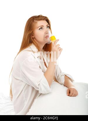 Sick schöne junge Frau macht sich Inhalationsmaske für die Atmung zu Hause isoliert auf weißem Hintergrund Stockfoto