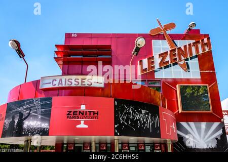 Schild und Logo der Konzerthalle Le Zenith an der Kasse, neben der Arena in einer Torheit des Parc de la Villette in Paris, Frankreich untergebracht. Stockfoto