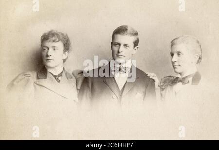 Ca. 1890er Jahre Ein viktorianisches Porträtfoto eines Gentleman mit seinen beiden Schwestern. Stockfoto