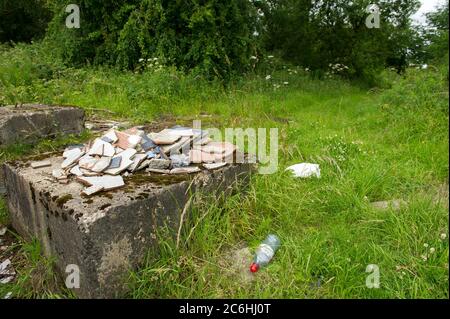 Larkhall, Schottland, Großbritannien. Juli 2020. Bild: Illegal abgeworfener Müll auf einer ruhigen Straße. Fly-Kipping kostet die britischen Räte Millionen pro Jahr, um ordnungsgemäß zu entsorgen. Während der Sperrung des Coronavirus (COVID19) werden vom rat geschlossene Abfallentsorgungszentren betrieben, sodass die Menschen ihren Müll lagern können, der nicht bereits in den Mülldeponie entsorgt werden konnte. Andere Menschen haben sich dazu gegriffen, ihren Müll auf dem Land zu deponien. Quelle: Colin Fisher/Alamy Live News Stockfoto