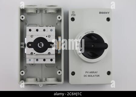 PV-Array dc-Isolator, Innenansicht des Layouts und der Anschlüsse und der externen Abdeckung, isoliert auf weißem Hintergrund Stockfoto