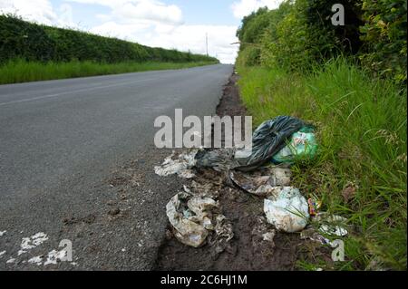 Larkhall, Schottland, Großbritannien. Juli 2020. Bild: Illegal abgeworfener Müll auf einer ruhigen Straße. Fly-Kipping kostet die britischen Räte Millionen pro Jahr, um ordnungsgemäß zu entsorgen. Während der Sperrung des Coronavirus (COVID19) werden vom rat geschlossene Abfallentsorgungszentren betrieben, sodass die Menschen ihren Müll lagern können, der nicht bereits in den Mülldeponie entsorgt werden konnte. Andere Menschen haben sich dazu gegriffen, ihren Müll auf dem Land zu deponien. Quelle: Colin Fisher/Alamy Live News Stockfoto