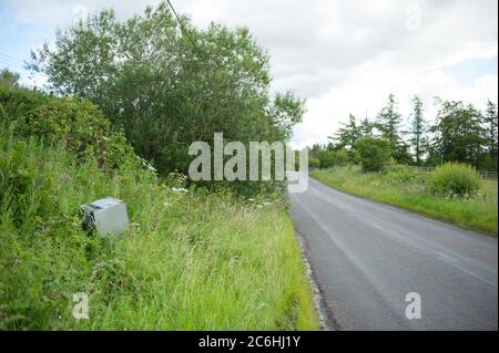 Larkhall, Schottland, Großbritannien. Juli 2020. Bild: Illegal abgeworfener Müll auf einer ruhigen Straße. Fly-Kipping kostet die britischen Räte Millionen pro Jahr, um ordnungsgemäß zu entsorgen. Während der Sperrung des Coronavirus (COVID19) werden vom rat geschlossene Abfallentsorgungszentren betrieben, sodass die Menschen ihren Müll lagern können, der nicht bereits in den Mülldeponie entsorgt werden konnte. Andere Menschen haben sich dazu gegriffen, ihren Müll auf dem Land zu deponien. Quelle: Colin Fisher/Alamy Live News Stockfoto