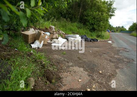 Larkhall, Schottland, Großbritannien. Juli 2020. Bild: Illegal abgeworfener Müll auf einer ruhigen Straße. Fly-Kipping kostet die britischen Räte Millionen pro Jahr, um ordnungsgemäß zu entsorgen. Während der Sperrung des Coronavirus (COVID19) werden vom rat geschlossene Abfallentsorgungszentren betrieben, sodass die Menschen ihren Müll lagern können, der nicht bereits in den Mülldeponie entsorgt werden konnte. Andere Menschen haben sich dazu gegriffen, ihren Müll auf dem Land zu deponien. Quelle: Colin Fisher/Alamy Live News Stockfoto