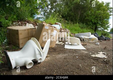 Larkhall, Schottland, Großbritannien. Juli 2020. Bild: Illegal abgeworfener Müll auf einer ruhigen Straße. Fly-Kipping kostet die britischen Räte Millionen pro Jahr, um ordnungsgemäß zu entsorgen. Während der Sperrung des Coronavirus (COVID19) werden vom rat geschlossene Abfallentsorgungszentren betrieben, sodass die Menschen ihren Müll lagern können, der nicht bereits in den Mülldeponie entsorgt werden konnte. Andere Menschen haben sich dazu gegriffen, ihren Müll auf dem Land zu deponien. Quelle: Colin Fisher/Alamy Live News Stockfoto