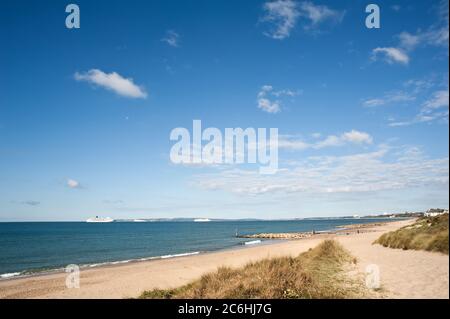 bournemouth Bay weitläufigen Strand in Richtung poole Hafen und purbecks mit Kreuzfahrtschiffen aurora und arcadia in der Ferne Stockfoto