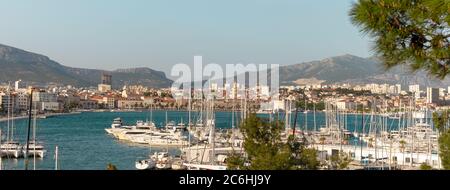 Meer breites Panorama von Split, Kroatien, vom nahe gelegenen Sustipan Hügel gesehen. Marina mit Yachten im Vordergrund Stockfoto