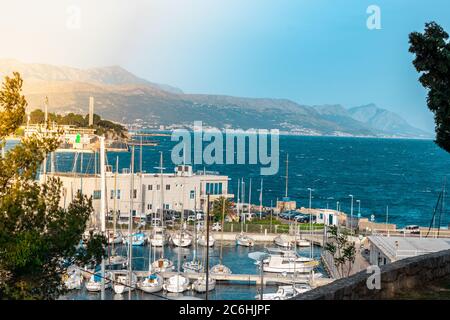 Marina mit Segelbooten in Split, Kroatien verankert Stockfoto
