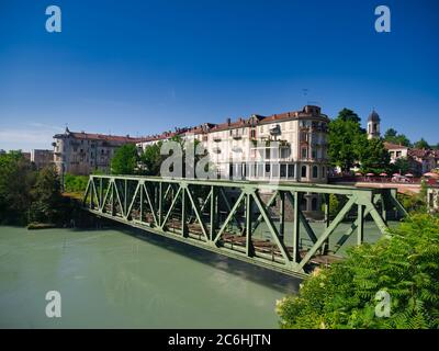 Die Eisenbahnbrücke über den Fluss Dora Baltea, Ivrea, Turin, Piemont, Italien Stockfoto