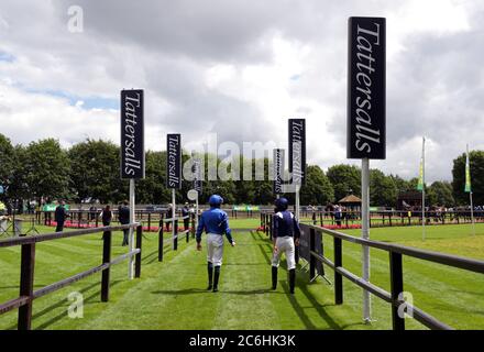 Jockeys William Buick (links) und Ryan Moore gehen vor dem CASH OUT BEI BET365 HANDICAP während des zweiten Tages des Moet and Chandon July Festivals auf der Newmarket Racecourse. Stockfoto