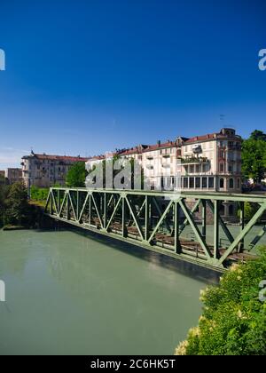 Die Eisenbahnbrücke über den Fluss Dora Baltea, Ivrea, Turin, Piemont, Italien Stockfoto