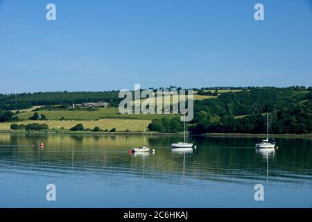 Boote auf dem Aulne Fluss in der Nähe von Trevargan in Bretagne Frankreich Stockfoto