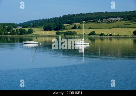 Boote auf dem Aulne Fluss in der Nähe von Trevargan in Bretagne Frankreich Stockfoto