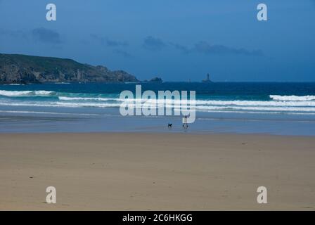 Cap Sizun Frankreich - 14. Juni 2017 - Plage de la Baie des Trepasses mit Pointe du Raz im Hintergrund in Bretagne Frankreich Stockfoto