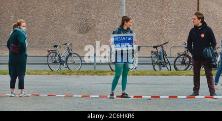 Hannover, 23. Mai 2020: Demonstration für die Aufnahme von Flüchtlingen unter Einhaltung der sicheren Distanz gegen Covid19-Infektionen Stockfoto