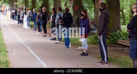 Hannover, 23. Mai 2020: Menschliche Kette mit sozialer Distanz bei einer Demonstration während der Corona-Krise Stockfoto