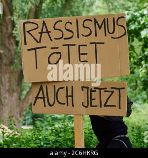 Hannover, 23. Mai 2020: Plakat eines Demonstranten mit dem Hinweis, dass Rassismus tötet Stockfoto