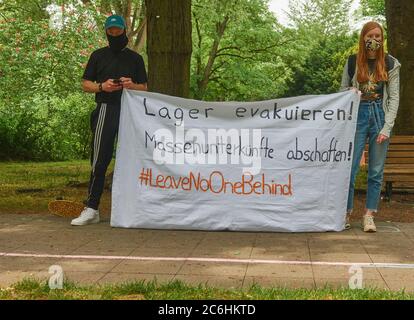 Hannover, 23. Mai 2020: Junge rothaarige Frau und junger Mann mit Gesichtsmasken mit Plakat zur Abschaffung der Flüchtlingsaufnahmelager in der EU Stockfoto