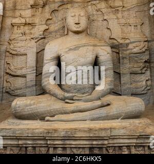 Nahaufnahme einer Granitsteinschnitzerei einer sitzenden Buddha-Statue Stockfoto