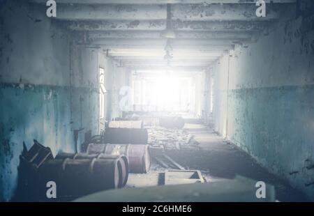 Fässer von Chemikalien im Gebäude in der Tschernobyl-Sperrzone Stockfoto