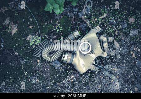 Gasmaske in der Nähe der Schule in Prypiat, Tschernobyl-Sperrzone, Ukraine Stockfoto