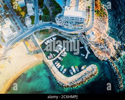 Luftaufnahme von oben auf kleine Motorboote am Pier, Paros Insel, Griechenland Stockfoto