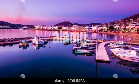 Kleiner Pier mit verschiedenen Fischerbooten bei Sonnenuntergang Stockfoto