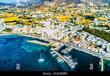 Luftaufnahme von Booten und Yachten, die im Hafen auf Paros Island, Griechenland, verankert sind Stockfoto