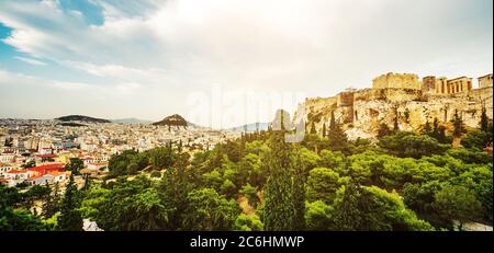 Panoramablick auf das Stadtbild von Athen Stadt von der Akropolis mit antiken Ruinen des Parthenon-Tempels auf der rechten Seite, Griechenland Stockfoto