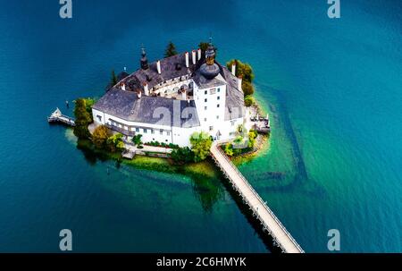 Luftaufnahme von Gmunden Schloss mit Traunsee in Österreich Stockfoto