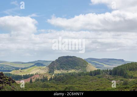 Hügel über Feldern. Terceira Insel auf den Azoren mit blauem Himmel und Wolken. Stockfoto