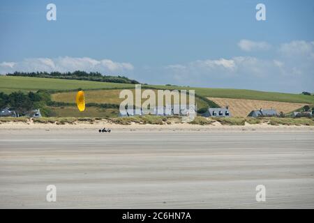 Strandbuggy auf Plage de Lestrevet in der Nähe von Pentrezin Bretagne Frankreich Stockfoto