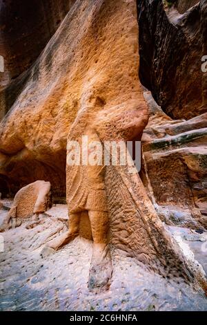 Unterirdisch antiker Felsschnitt eines königlichen Grabes in Petra, Jordanien Stockfoto