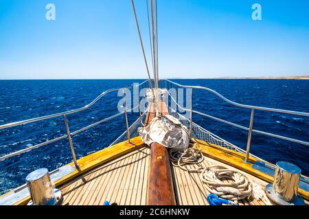 Unglaubliche Aussicht von der Motoryacht auf tiefblaues Meer und luxuriöse weiße Schiffe Stockfoto