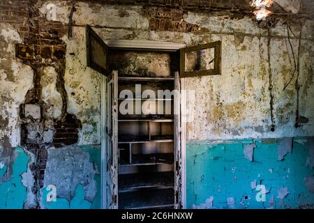 Geöffnet, zerstört und verlassene alte Holzgarderobe in verlassenen zerstörten leeren Raum im Krankenhaus Stockfoto