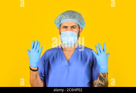 Mann Arzt Uniform gelben Hintergrund. Typ des Virus. Coronavirus-Konzept. Erwarten Sie, dass Virus mutiert. Übertragung von Mensch zu Mensch. Ständig neue Viren entdeckt. Beginn des Virenausbruchs. Stockfoto