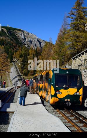 Puchberg, Österreich - 24. Oktober 2012: Nicht identifizierte Personen auf einer Station der Zahnradbahn namens Salamander auf dem Weg zum Schneeberg, dem Stockfoto