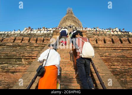 Touristen steigen die steile Treppe hinauf, um den Sonnenuntergang in einem Tempel in Old Bagan, Myanmar, zu beobachten Stockfoto