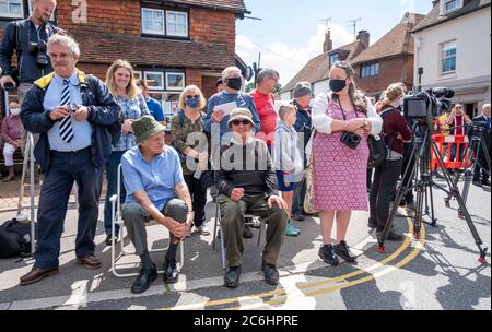 Ditchling Sussex UK 10. Juli 2020 - Anwohner säumen die Straßen von Ditchling, als heute die Trauerprozession von Dame Vera Lynn vorbeizieht. Sängerin Dame Vera Lynn, die als die Kräfte Sweetheart bekannt war, starb im Alter von 103 am 18. Juni : Credit Simon Dack / Alamy Live News Stockfoto