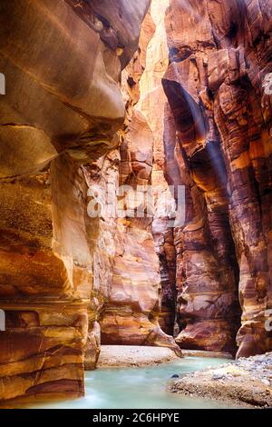 Wandern durch das wunderbare Wadi Mujib in Jordanien Stockfoto